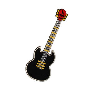 Op de afbeelding: Zwarte elektrische gitaar met een rode schedelkop. De gitaar heeft een gele omtrek en witte snaren.