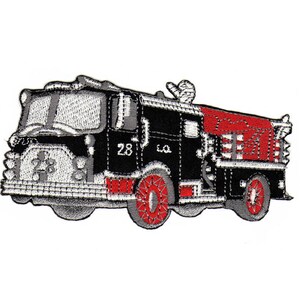 Op de afbeelding: Een zwarte en rode vintage brandweerwagen met nummer 28 aan de zijkant. De wagen heeft een ladder aan de achterkant en een slang aan de zijkant.