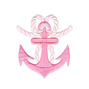 Könnte beinhalten: Rosa gestickter Anker mit einem weißen Seil-Design. Der Anker ist ein nautisches Symbol für Hoffnung und Stabilität.