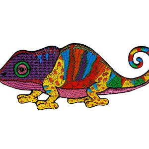 Op de afbeelding: Een kleurrijke geborduurde kameleon met een roze, paarse, gele, oranje, rode, blauwe en groene ontwerp. De kameleon heeft een gekrulde staart en kijkt naar links.