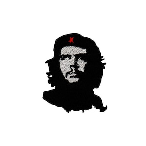 Könnte beinhalten: Schwarzweiß gesticktes Bild eines Mannes mit einem schwarzen Barett mit einem roten Stern darauf. Der Mann hat einen Bart und einen Schnurrbart.