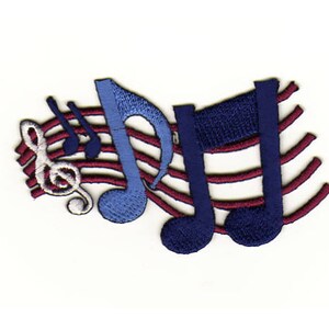 Op de afbeelding: Een geborduurde patch met muzieknoten in blauw en donkerblauw, met een vioolsleutel in wit, op een bordeauxrode gestreepte achtergrond.