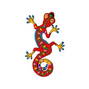 Op de afbeelding: Gestikte gecko-patch in rood, geel, blauw en groen. De gecko bevindt zich in een klimpositie met zijn staart opgerold.