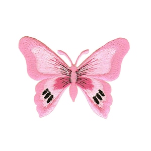 Op de afbeelding: Roze vlinderapplicatie met zwarte accenten. De vlinder is geborduurd met een gedetailleerd ontwerp.