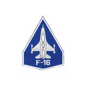 Puede incluir: Un parche bordado azul y blanco con un avión de combate F-16 blanco y el texto "F-16" en blanco.
