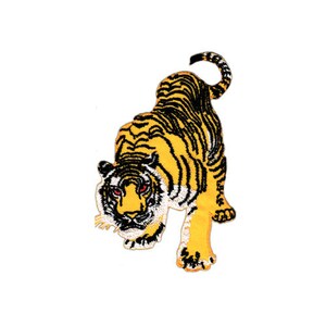 Könnte beinhalten: Ein gestickter Tiger-Patch in Gelb und Schwarz mit roten Augen. Der Tiger blickt nach vorne, den Kopf gesenkt und den Mund geschlossen. Der Tiger befindet sich in einer hockenden Position, als würde er sich zum Sprung vorbereiten.