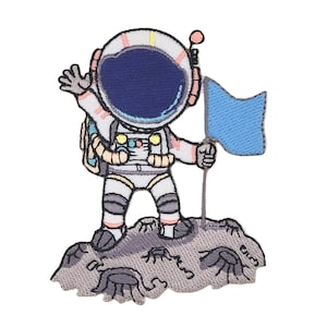 Könnte beinhalten: Gestickter Aufnäher mit einem Cartoon-Astronauten in einem weißen Raumanzug, der winkt und eine blaue Flagge hält. Der Astronaut steht auf einer grauen, strukturierten Oberfläche mit Kratern. Der Aufnäher hat ein skurriles Design.