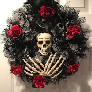 The Raven. Black mesh skull/skeletonwreath with red roses and glittery trees.