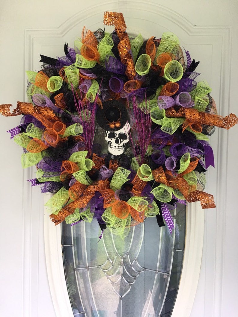 Witch's Skull Halloween mesh wreath image 1