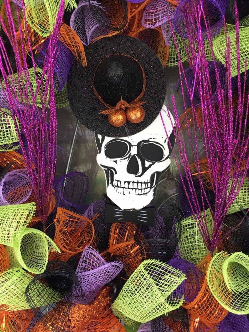 Witch's Skull Halloween mesh wreath image 2