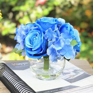 Enova Home Hydrangea and Rose Flowers Arrangement in Glass Vase with Faux Water, Artificial Flower in Vase, Faux Floral Stems Centerpiece Blue