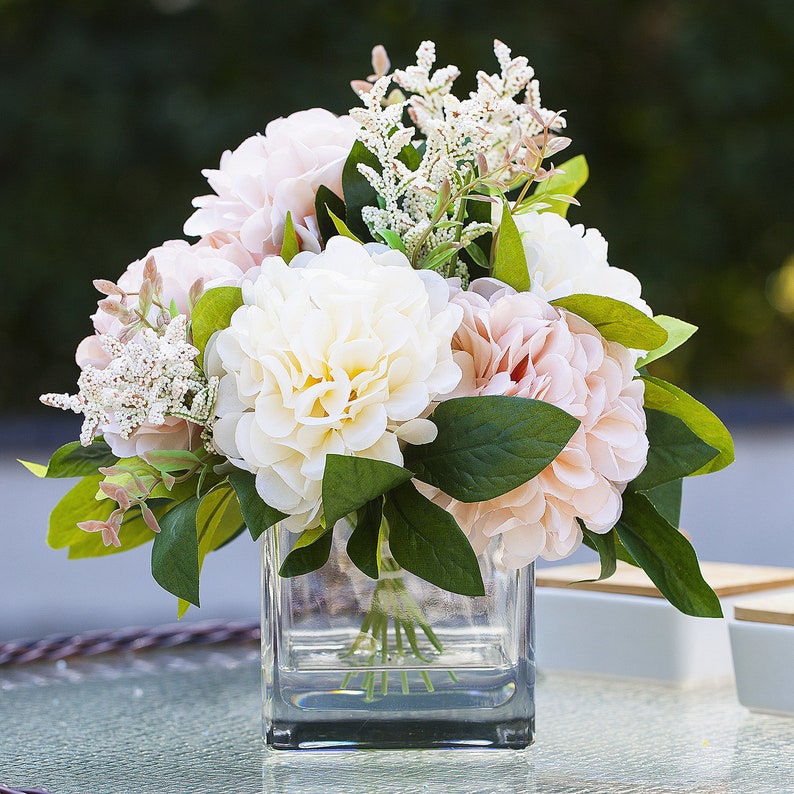 Artificial Silk Dahlia Flower Arrangement in Glass Vase With Acrylic Water, Faux Floral Centerpiece, Silk Flower Arrangement, Home Wedding Cream Pink