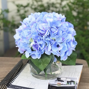 Best seller Enova Home Artificial Silk Hydrangea Flower Arrangement in Clear Vase with Faux Water, faux flower hydrangeas Centerpiece Blue