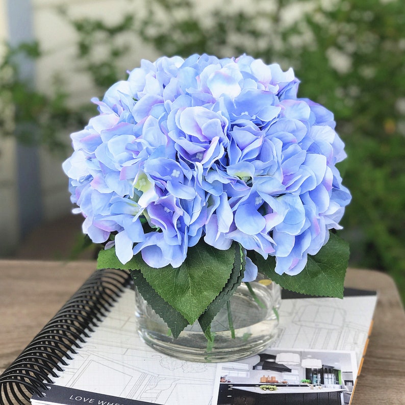 Best seller Enova Home Artificial Silk Hydrangea Flower Arrangement in Clear Vase with Faux Water, faux flower hydrangeas Centerpiece Blue