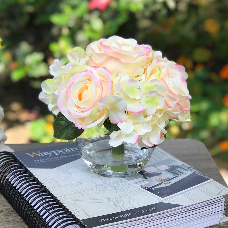 Enova Home Hydrangea and Rose Flowers Arrangement in Glass Vase with Faux Water, Artificial Flower in Vase, Faux Floral Stems Centerpiece Blush