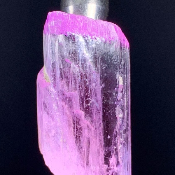 Rosa Kunzit Kristall: Fluoreszierendes Mineral aus Afghanistan