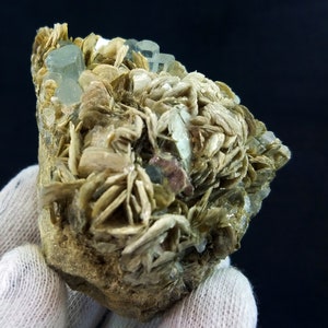Himmelsblå akvamarin med muskovit, pakistanskt mineralprov (53x69x54mm) bild 1
