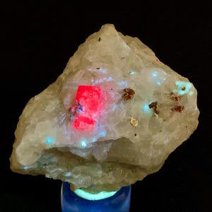Naturligt fluorescerande prov från röd rubin: Hunza-gruvans rubinkluster (108 gram)