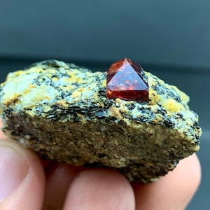 Natuurlijk exemplaar van rood zirkoonkristal: shigarmijn, Pakistan (218 kt)
