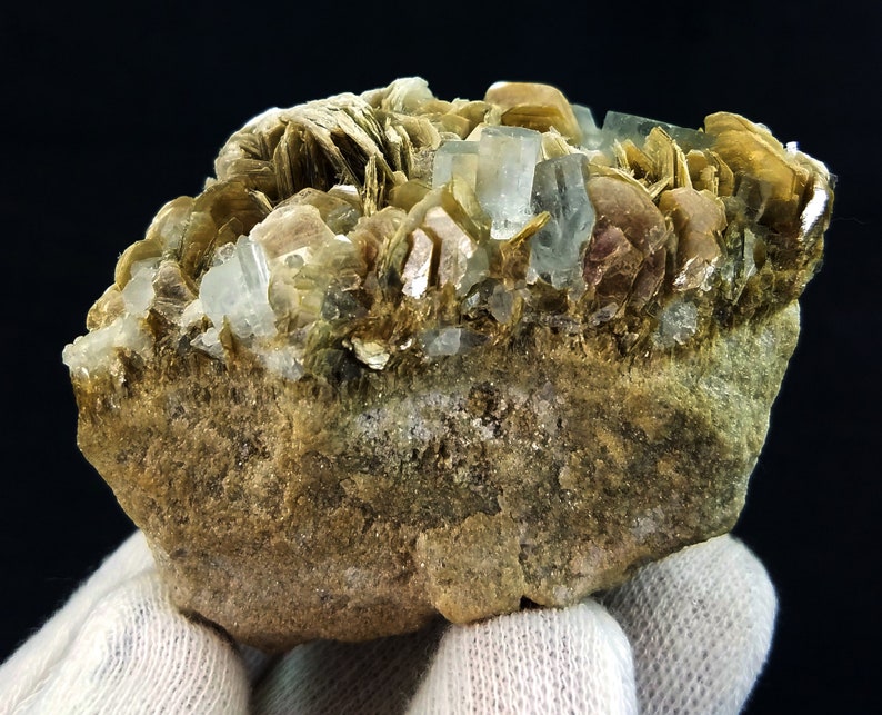 Himmelsblå akvamarin med muskovit, pakistanskt mineralprov (53x69x54mm) bild 4