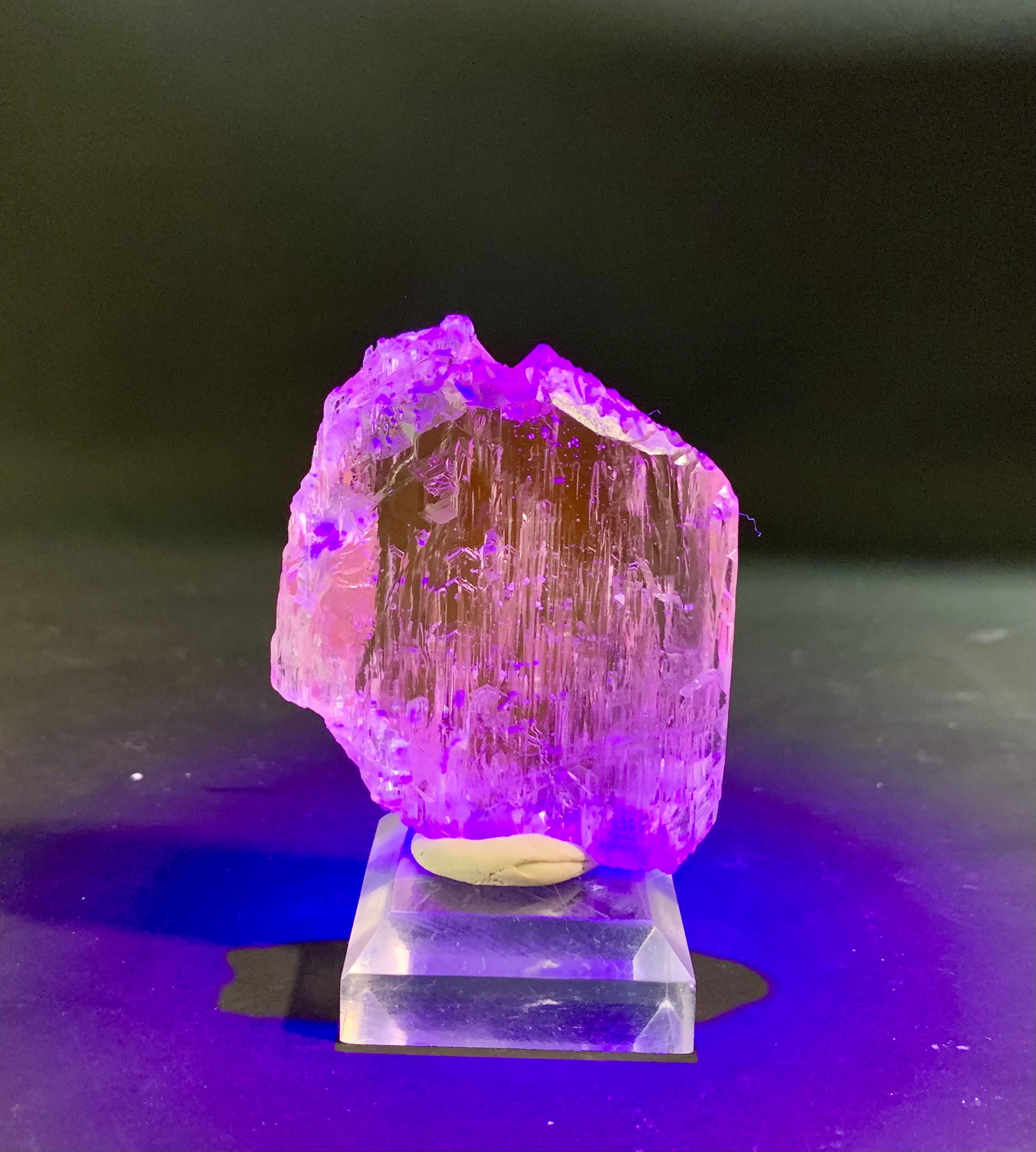 天然ピンク蛍光クンツァイト：アフガニスタン産スポジュメン結晶。78