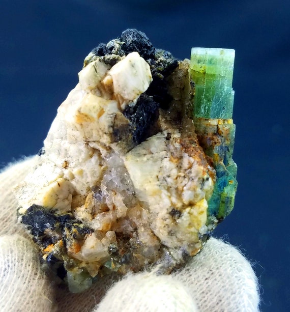 パキスタン・スカルドゥ産のエメラルド、ブラックトルマリン、クォーツ