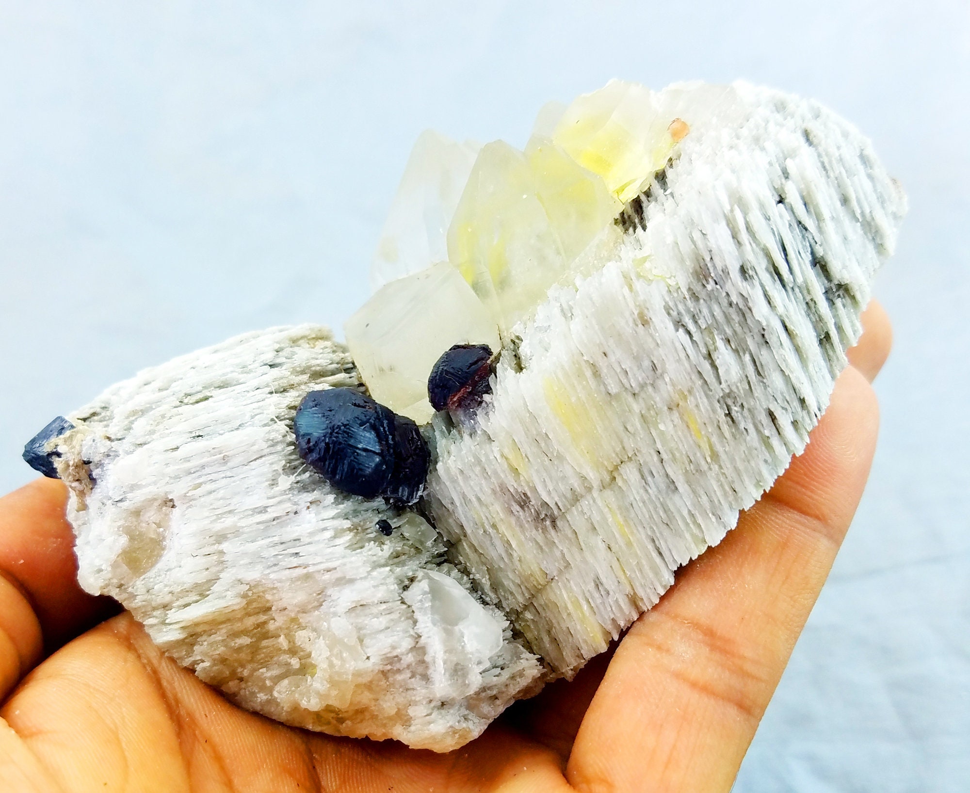 レッドガーネット結晶とクォーツ、パキスタン・スカルドゥ産（442