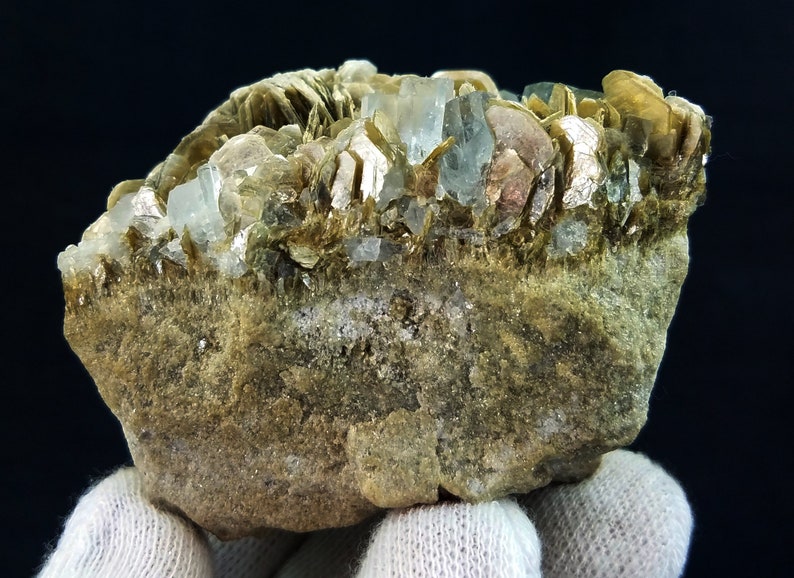 Himmelsblå akvamarin med muskovit, pakistanskt mineralprov (53x69x54mm) bild 3