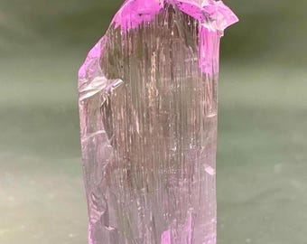 Cristal de Kunzita Var Spodumene fluorescente de color rosa natural de una mina de Afganistán. 48 gramos