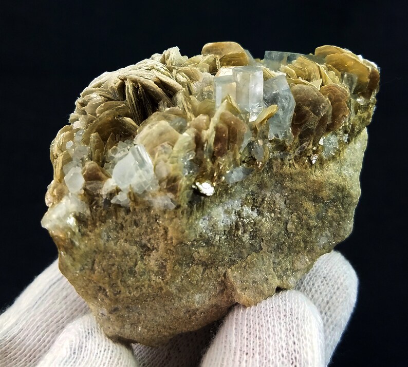 Himmelsblå akvamarin med muskovit, pakistanskt mineralprov (53x69x54mm) bild 5