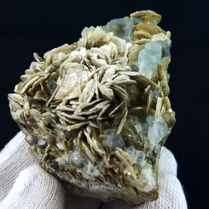 Himmelsblå akvamarin med muskovit, pakistanskt mineralprov (53x69x54mm) bild 6