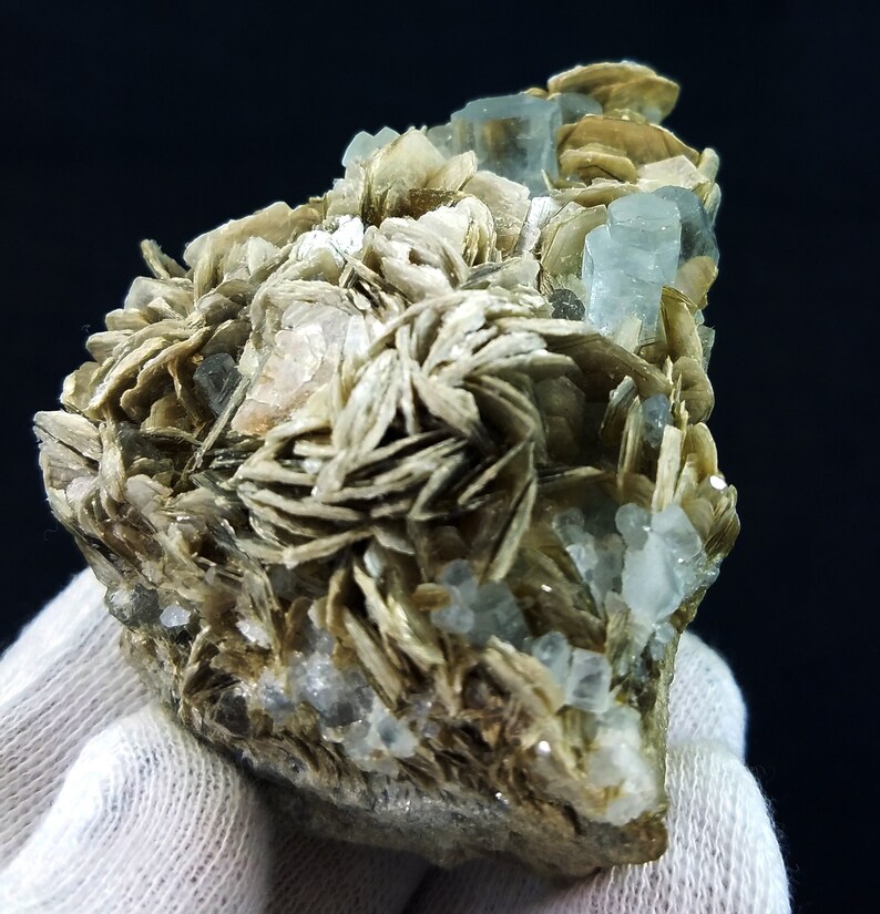 Himmelsblå akvamarin med muskovit, pakistanskt mineralprov (53x69x54mm) bild 6