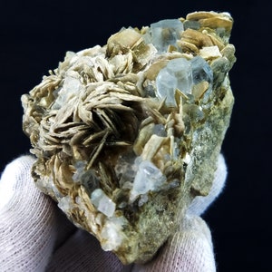 Himmelsblå akvamarin med muskovit, pakistanskt mineralprov (53x69x54mm) bild 7
