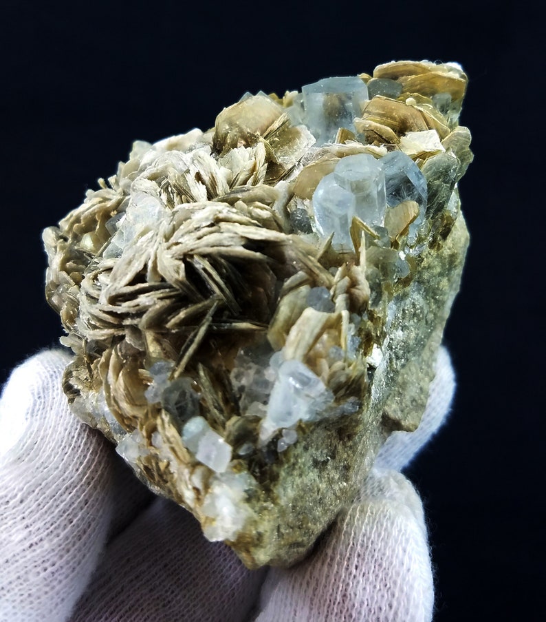 Himmelsblå akvamarin med muskovit, pakistanskt mineralprov (53x69x54mm) bild 7