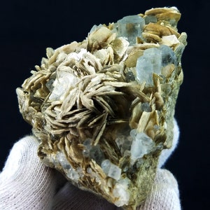 Himmelsblå akvamarin med muskovit, pakistanskt mineralprov (53x69x54mm) bild 2