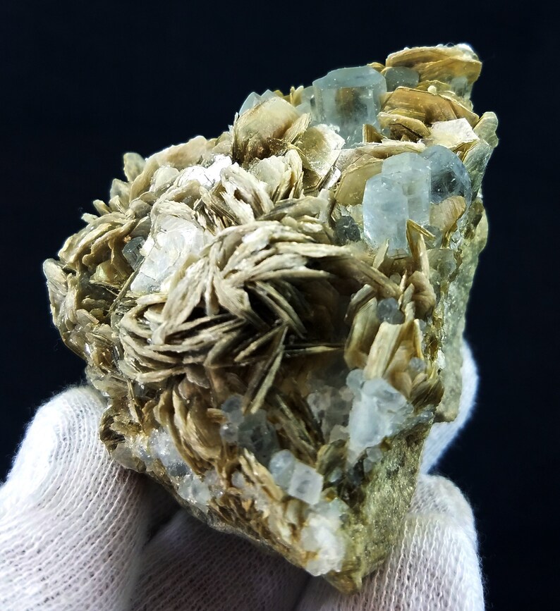 Himmelsblå akvamarin med muskovit, pakistanskt mineralprov (53x69x54mm) bild 2