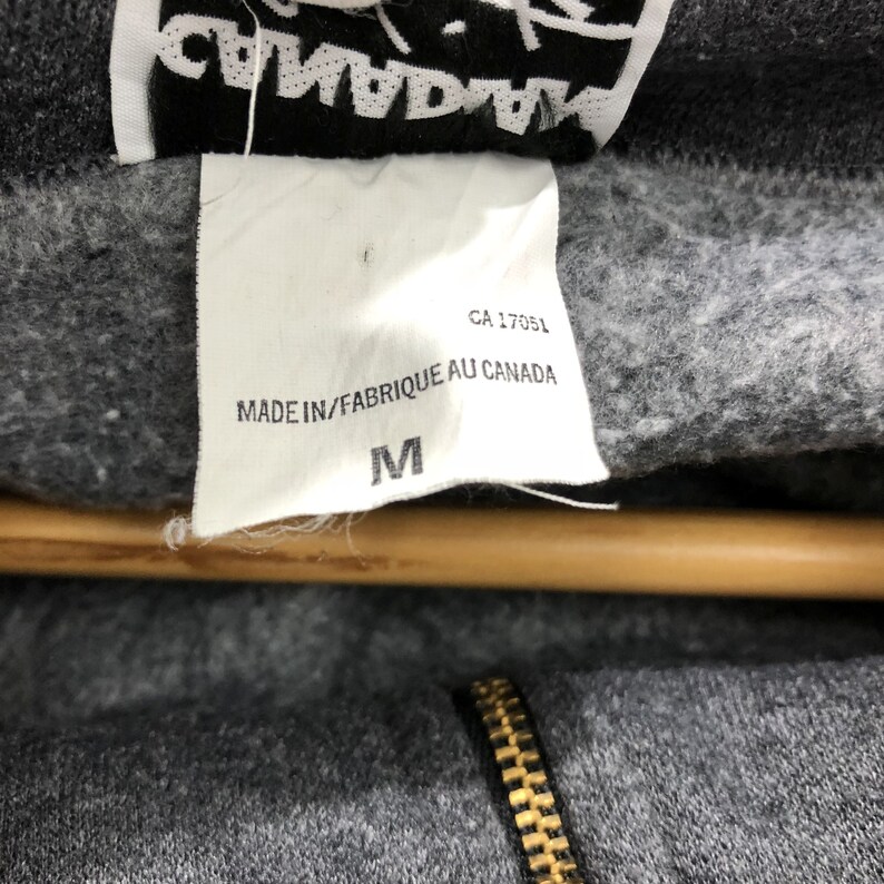 Rare! Canadian Artist Whistler Blackcomb Canada half Zip Sweatshirt Big Logo Spell Out Gray Sweater Size Medium