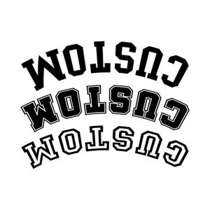 Könnte beinhalten: Drei Instanzen des Wortes "CUSTOM" in einer fetten Schriftart im College-Stil. Die oberen und unteren Instanzen sind schwarz, während die mittlere einen weißen Umriss hat. Alle sind gebogen.