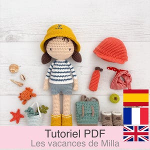 Może przedstawiać: Szydełkowa lalka w żółtym kapeluszu, w paski i niebieskich szortach. Obraz zawiera również czerwony kapelusz, butelkę na wodę, plecak i akcesoria o tematyce morskiej. Tekst "Tutoriel PDF Les vacances de Milla" jest widoczny.