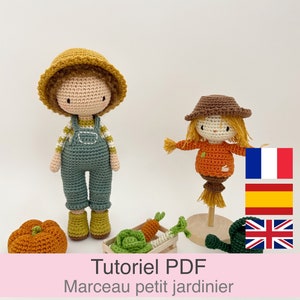 Może przedstawiać: Wzór na szydełku PDF dla małej lalki ogrodniczki i stracha na wróble. Lalka ma na sobie zielony kombinezon i żółty kapelusz. Strach na wróble ma na sobie pomarańczową koszulę i brązowy kapelusz. Wzór jest dostępny w języku francuskim, hiszpańskim i angielskim.