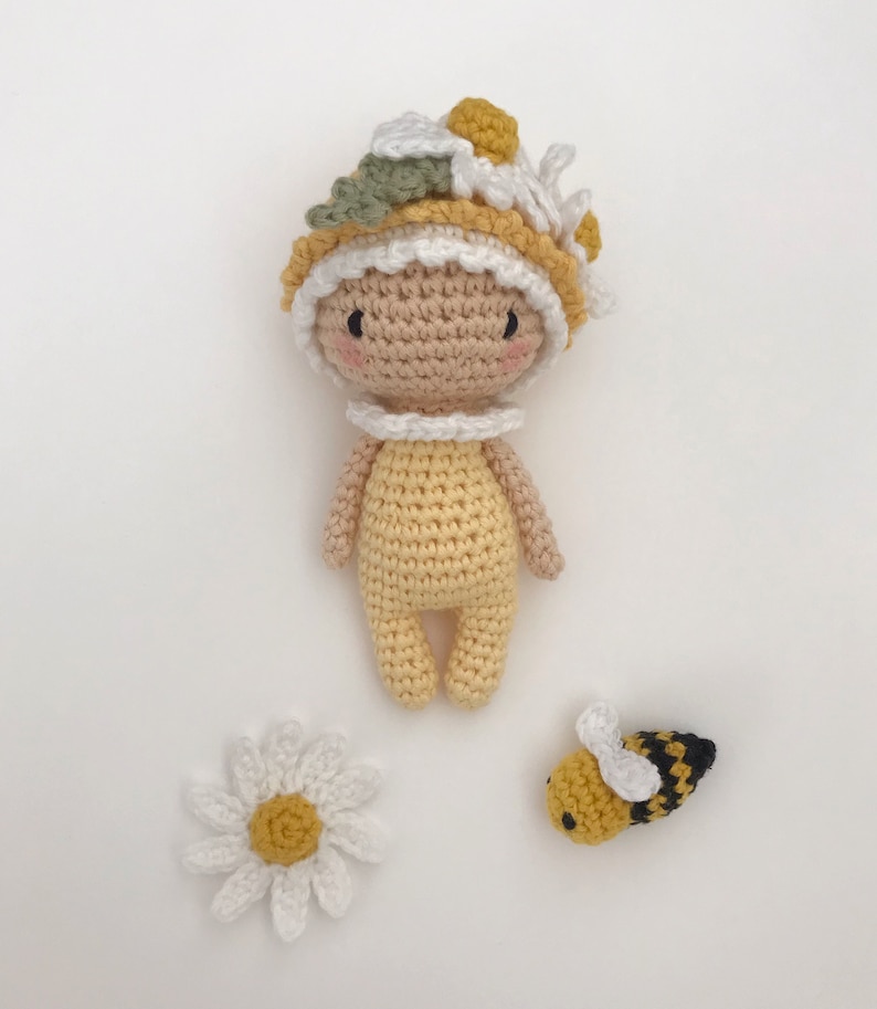 Tutoriel PDF en Français/English/Español/Deutsch/Português 5 petites poupées fleurs au crochet, patron, explications modèle au crochet image 4