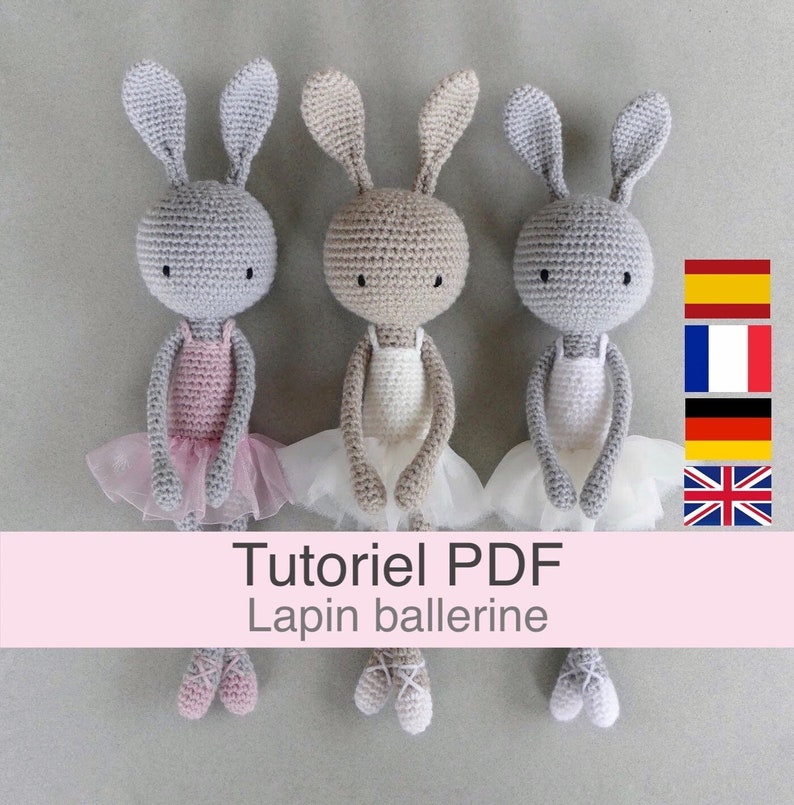 Puede incluir: Tres juguetes de conejito bailarina de crochet en gris, beige y rosa. Los conejos llevan tut&uacute;s y zapatillas de ballet. La imagen incluye el texto "Tutoriel PDF Lapin ballerine".