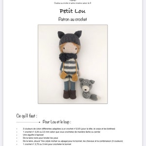 Op de afbeelding: Haakpatroon voor een kleine wolf en een poppenmeisje dat een grijze hoed, een grijs-wit gestreept shirt en bruine laarzen draagt. Het patroon bevat instructies voor het haken van de pop, de wolf en de accessoires. Het patroon is geschreven in het Frans.