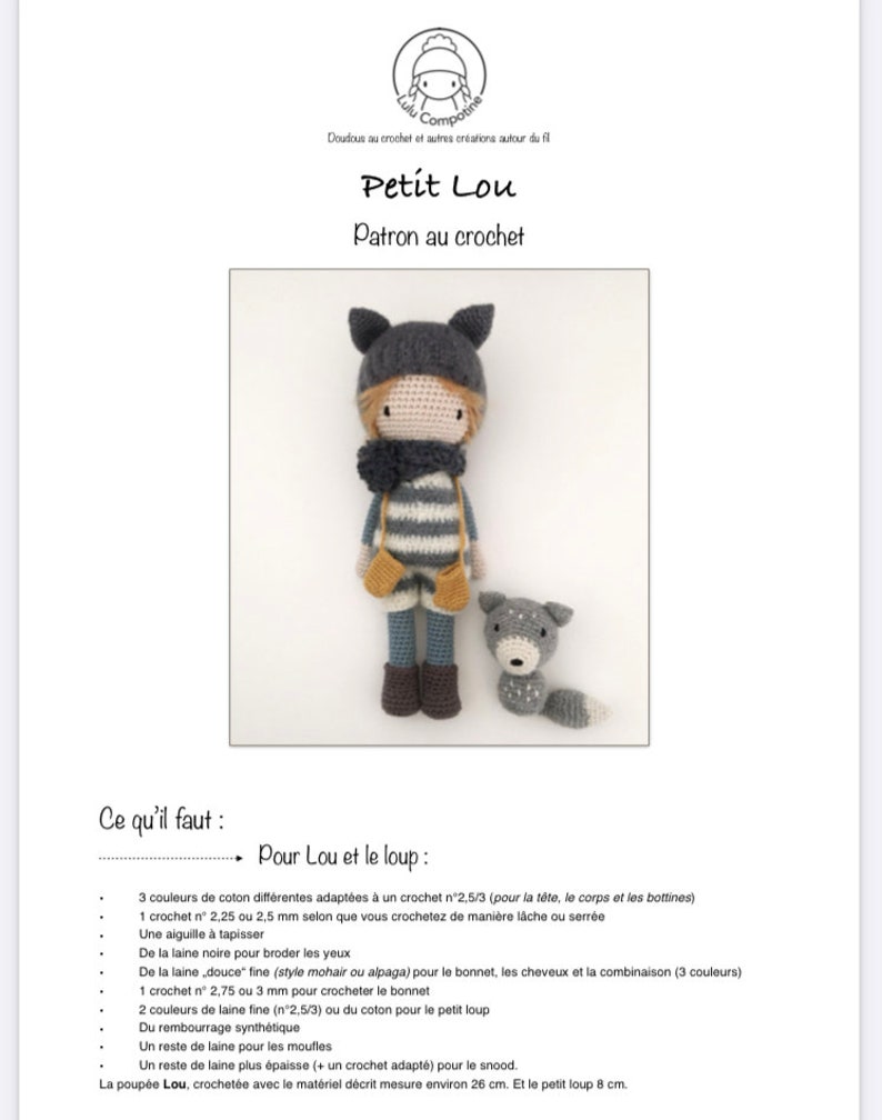 Op de afbeelding: Haakpatroon voor een kleine wolf en een poppenmeisje dat een grijze hoed, een grijs-wit gestreept shirt en bruine laarzen draagt. Het patroon bevat instructies voor het haken van de pop, de wolf en de accessoires. Het patroon is geschreven in het Frans.
