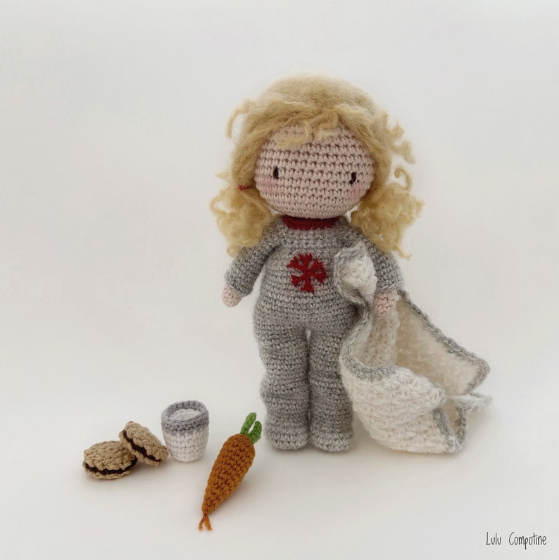 PDF tutorial in French/English/Español/Português, crochet Christmas doll, crochet pattern explanations to download image 2