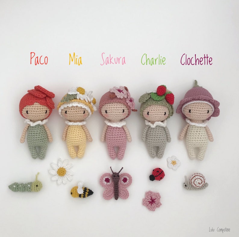 Puede incluir: Cinco mu&ntilde;ecas de ganchillo hechas a mano, cada una con un sombrero y un vestido &uacute;nicos con temas florales o de la naturaleza. Las mu&ntilde;ecas se llaman Paco, Mia, Sakura, Charlie y Clochette. Hay insectos y flores de ganchillo alrededor de las mu&ntilde;ecas.