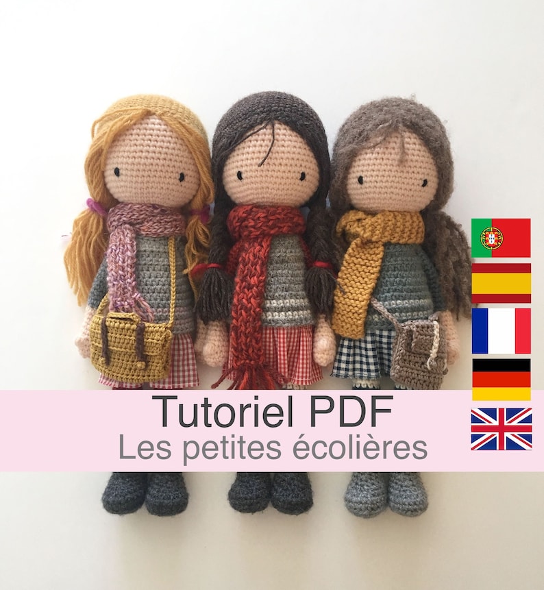 Peut inclure: Trois poup&eacute;es au crochet habill&eacute;es en uniforme scolaire avec des sacs &agrave; dos et des &eacute;charpes. Les poup&eacute;es ont les cheveux bruns, blonds et ch&acirc;tains. Le texte sur l'image est "Tutoriel PDF Les petites &eacute;colieres".
