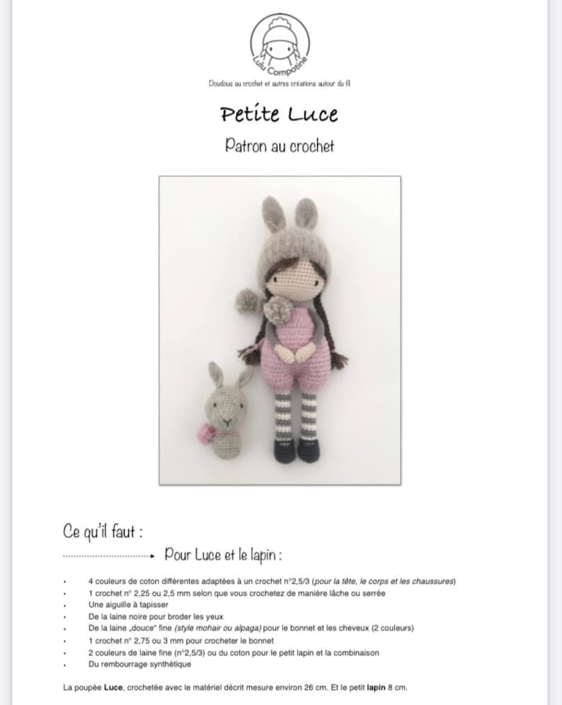 Pode incluir: Um padr&atilde;o de croch&ecirc; intitulado "Petite Luce" com uma boneca e um coelhinho. A boneca usa uma roupa rosa e um chap&eacute;u de coelho cinza. O coelhinho &eacute; cinza com um pompom rosa. O texto est&aacute; em franc&ecirc;s.