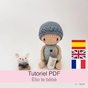 Może przedstawiać: Szydełkowy wzór PDF do stworzenia lalki dla dziecka o imieniu Élio. Lalka ma na sobie niebieski strój i niebieski kapelusz. Lalka trzyma butelkę. Wzór jest dostępny w języku hiszpańskim, angielskim i francuskim.
