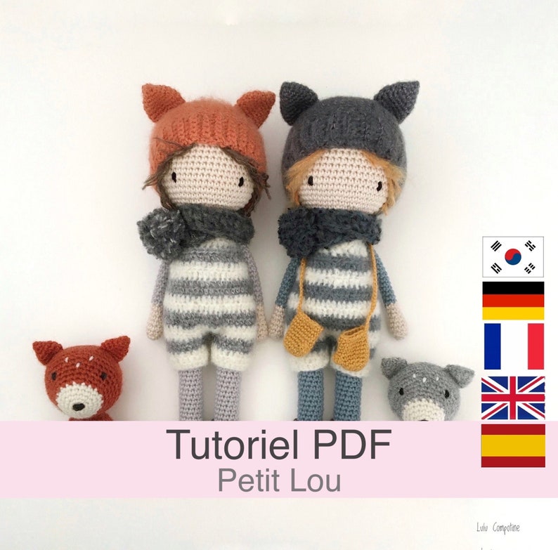 Op de afbeelding: Twee gehaakte poppen, een met een grijze hoed en de andere met een oranje hoed, beide dragen gestreepte outfits en sjaals. De poppen staan ​​naast twee gehaakte dierenfiguren, een vos en een hond. De tekst "Tutoriel PDF Petit Lou" wordt onder de poppen weergegeven.